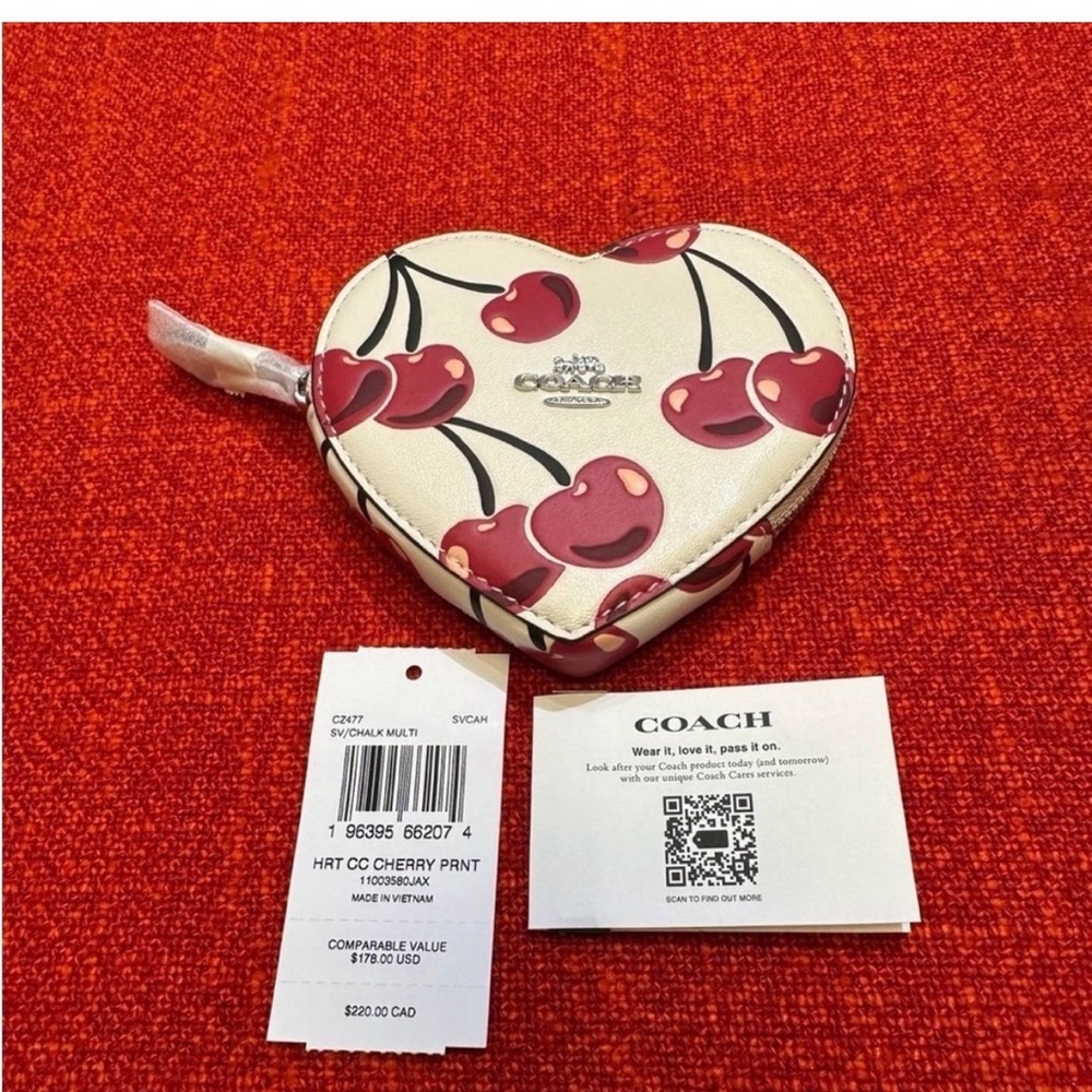 ❤️❤️❤️NEW Coach Heart shaped coin purse ❤️❤️❤️ - Picture 1 of 8
